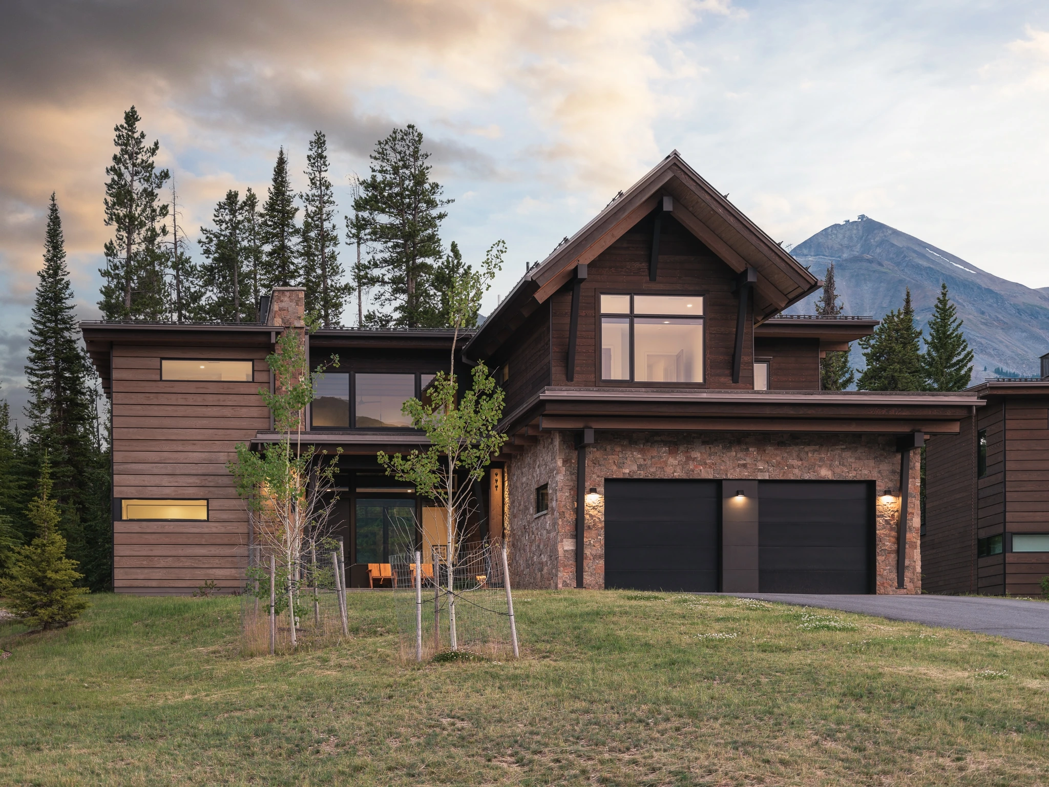 Exterior view in summer with aspen trees — architectural photography Big Sky Montana, Reid Smith Architects